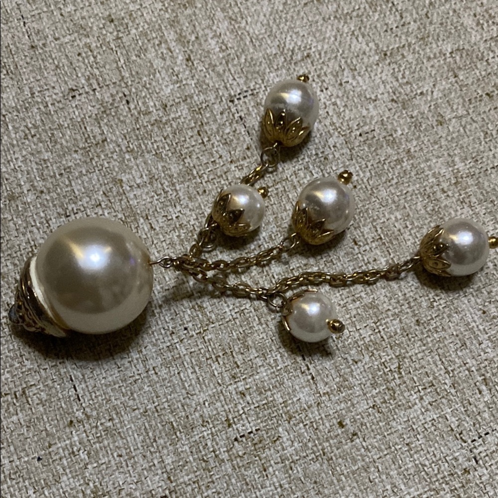 Elegant Gold and Pearl Drop pearl medallion